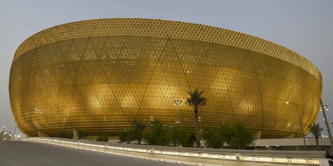 Im Lusail Stadium kam es vergangenen Samstag zu einem tödlichen Unfall. Ein Gastarbeiter aus Kenia stürzte während der Arbeit aus dem achten Stock und verstarb am Dienstag im Spital. wm 2022 lusail stadium