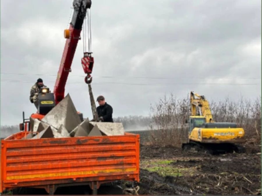 Wagner-Söldner bauen in der russischen Region Belgorod Oblast an der Grenze zur Ukraine Verteidigungsanlagen auf.