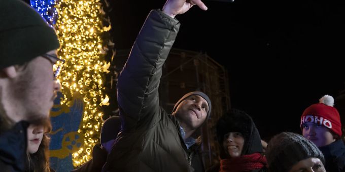 Bei der Einweihung eines Weihnachtsbaumes in Kiew macht Bürgermeister Vitali Klitschko ein Selfie mit Unterstützern. Foto: Vasilisa Stepanenko/AP/dpa Bei der Einweihung eines Weihnachtsbaumes in Kiew macht Bürgermeister Vitali Klitschko ein Selfie mit Unterstützern. Foto: Vasilisa Stepanenko/AP/dpa