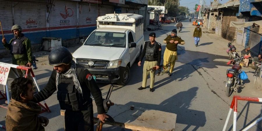 Strassensperre nahe dem Ort der Geiselnahme in Bannu