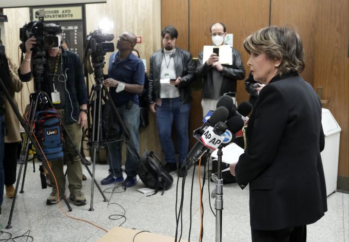 Anwältin Gloria Allred spricht zu Reportern, nachdem Harvey Weinstein in einem Prozess in Los Angeles der Vergewaltigung für schuldig befunden wurde. Harvey Weinstein Anklagepunkten