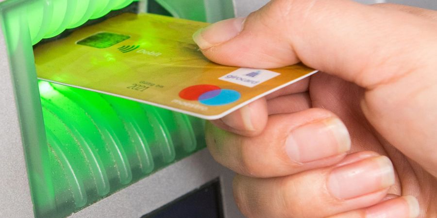 Deutschland ist ein Bargeldland. Insgesamt gibt es etwa 55.000 Geldautomaten.