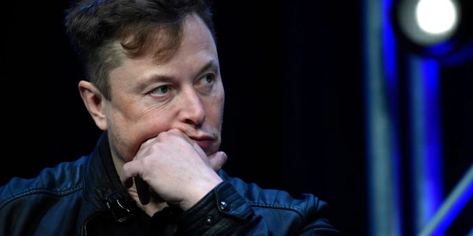 Elon Musk soll sich den Kauf von Manchester United überlegen. elon musk manchester united