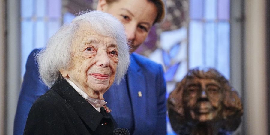 Margot Friedländer mit Berlins Regierender Bürgermeisterin Franziska Giffey vor einer Büste, die Friedländer zeigt.
