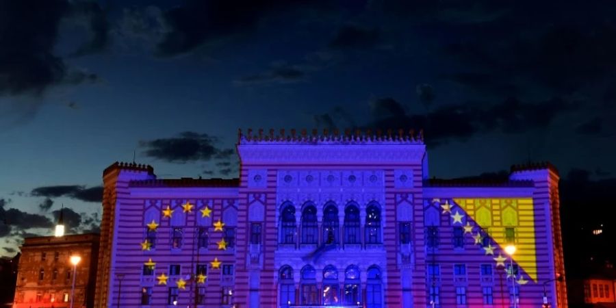 EU-Flagge neben der bosnischen am Rathaus von Sarajewo