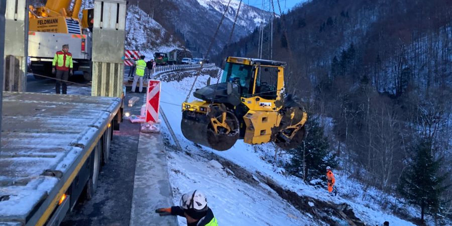 Engi GL: Walzenlenker stürzt Abhang hinunter