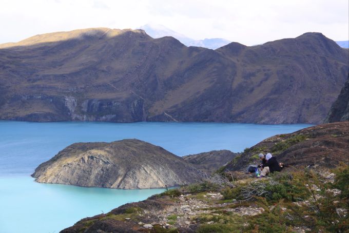 Fast schon kitschig schön: Türkisgrün leuchtet der Nordenskjöld-See. See Lagune Berge Chile türkis