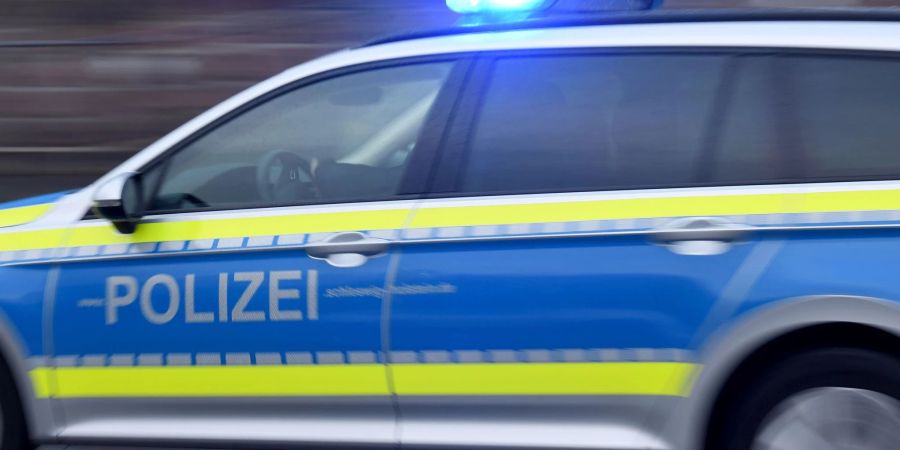 Ein Streifenwagen fährt mit eingeschaltetem Blaulicht.