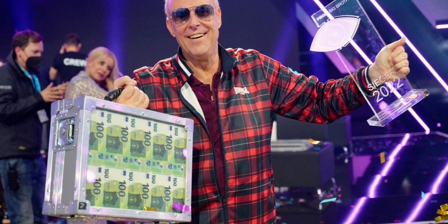 Box-Manager Rainer Gottwald bejubelt seinen Sieg in der Sat.1-Reality-Show «Promi Big Brother».