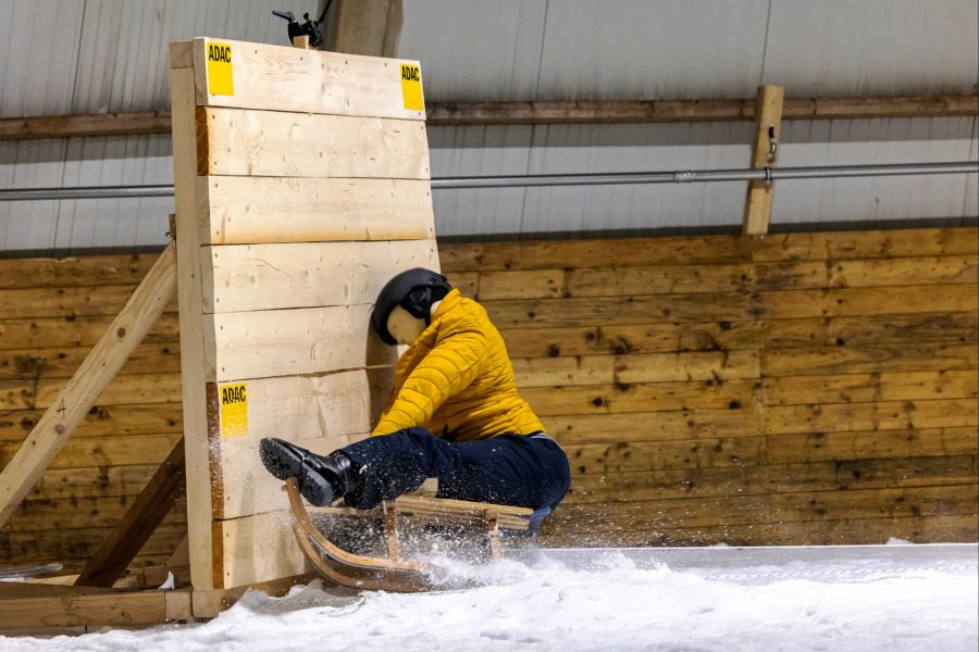 Schlitten Dummie Wand Schnee Crashtest