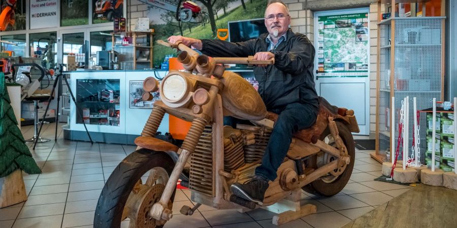 Bernd Osinischow auf seiner hölzernen Harley-Davidson.