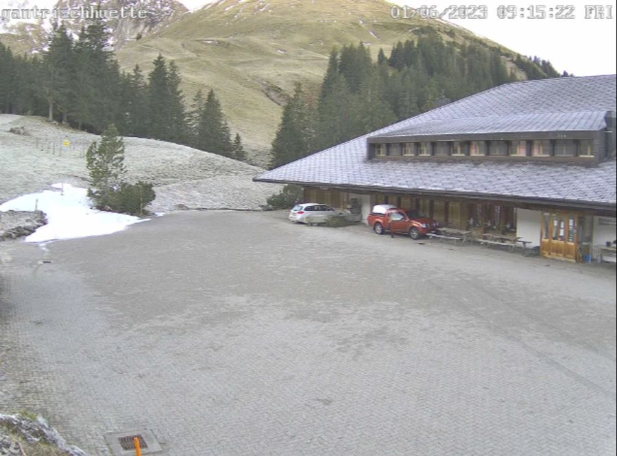 Nur ein kleiner Flecken Schnee findet sich bei der Gantrischhütte.