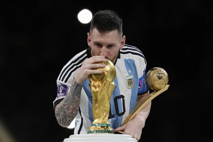 An der WM 2022 wird Lionel Messi Weltmeister und als bester Spieler des Turniers ausgezeichnet. lionel messi