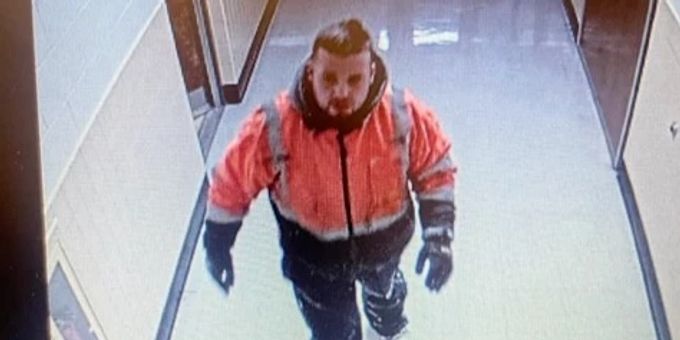 Überwachungskameras zeigen Jay Withey, wie er durch die Schule geht, in die er einbrach. Buffalo