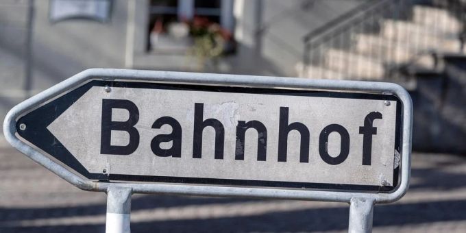 Der Angriff fand am Bahnhof in Rastatt statt. (Symbolbild) Bahnhof Angriff