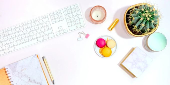 Auf dem Schreibtisch lautet das Motto: Weniger ist mehr. Flat Lay Pult
