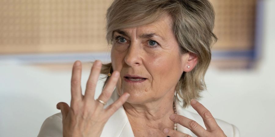 Karola Wille, Intendantin des Mitteldeutschen Rundfunks (MDR), diskutiert auf bei einer Konferenz in Leipzig in einem Panel.