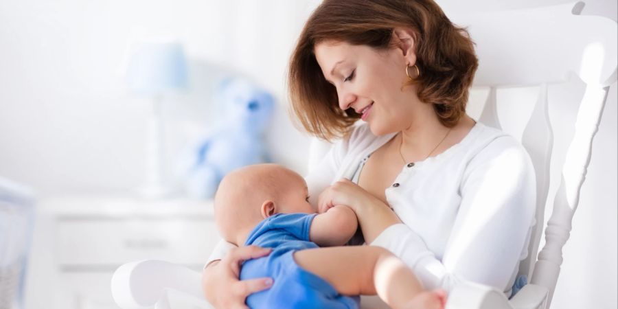 Weil Babys im ersten Jahr alle wichtigen Nährstoffe über die Muttermilch oder Pre-Nahrung erhalten, brauchen sie keine Zusätze.