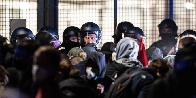 Konfrontation in Kassel: Polizisten drängen vor dem Firmengelände des Rüstungsunternehmens Krauss-Maffei Wegmann Aktivisten zurück. kassel