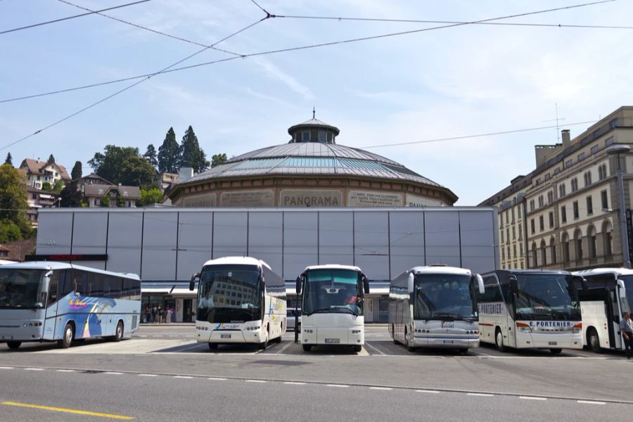 Reisecars parkieren auf dem Luzerner Löwenplatz – damit soll bald Schluss sein.