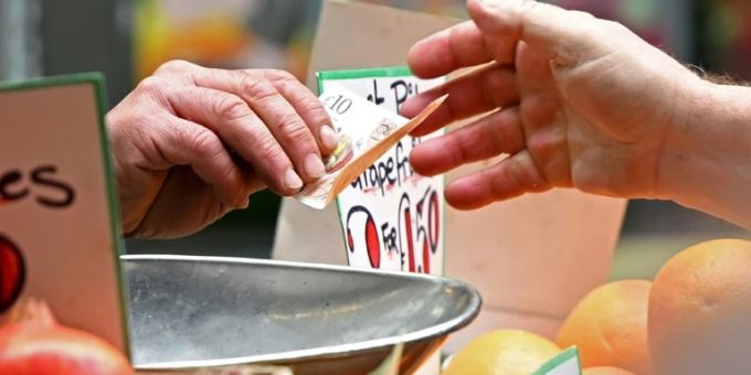 Bezahlen auf einem Wochenmarkt Inflation