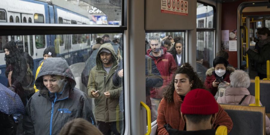 Fahrgäste sitzen in einem Tram in Zürich.