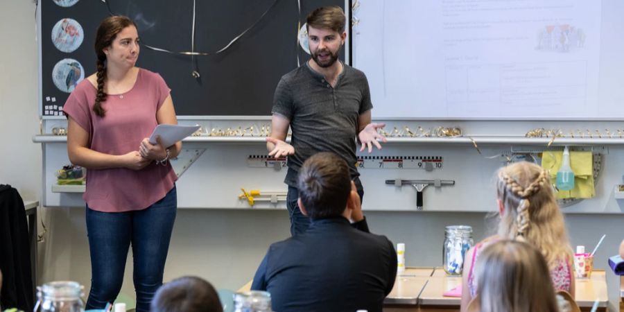 Wegen des akuten Lehrermangels müssen immer mehr Schulen unqualifiziertes Personal anstellen. (Symbolbild)