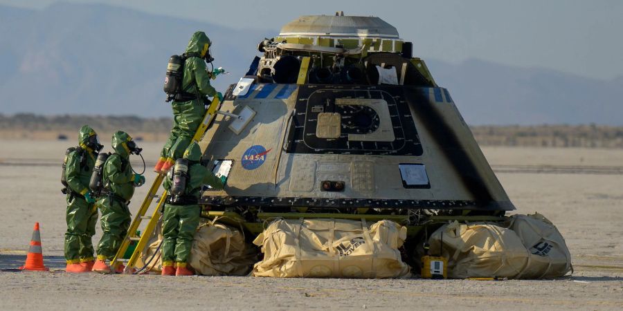 Ein Team von Boeing und Nasa arbeitet nach einem Testflug im US-Bundesstaat New Mexico am Raumschiff CST-100 «Starliner».