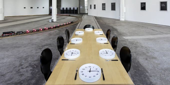Alltägliche Dinge bilden häufig die Basis von Roman Signers Schaffen. Seine Arbeit «Tisch» war bislang nur als Fotografie bekannt, nun steht er in der Ausstellung «On - On Kawara» in der St. Galler Lokremise. Alltägliche Dinge bilden häufig die Basis von Roman Signers Schaffen. Seine Arbeit «Tisch» war bislang nur als Fotografie bekannt, nun steht er in der Ausstellung «On - On Kawara» in der St. Galler Lokremise.