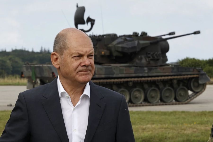 Bundeskanzler Olaf Scholz posiert vor einem Flugabwehrpanzer Gepard bei seinem Besuch einer Übungsanlage des Rüstungsunternehmens Krauss-Maffei Wegmann auf dem Truppenübungsplatz Putlos in Oldenburg in Holstein, Deutschland, 25. August 2022.