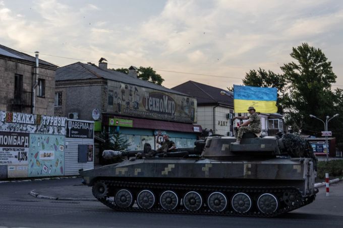Ukrainische Soldaten im Ukraine-Krieg auf einem Panzer. (Archivbild) ukraine-krieg