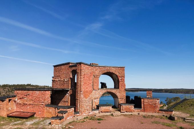 An einer Meerenge haben die Russen einst die Festung Bomarsund gebaut. Die Überreste kann man besichtigen. Festung Ruine Meerenge Backstein