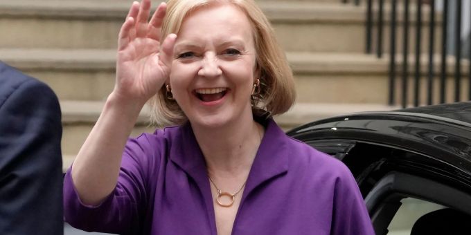 Liz Truss trifft nach ihrem Sieg bei der Wahl zur Vorsitzenden der Konservativen Partei in deren Zentrale in Westminster ein. Liz Truss trifft nach ihrem Sieg bei der Wahl zur Vorsitzenden der Konservativen Partei in deren Zentrale in Westminster ein.