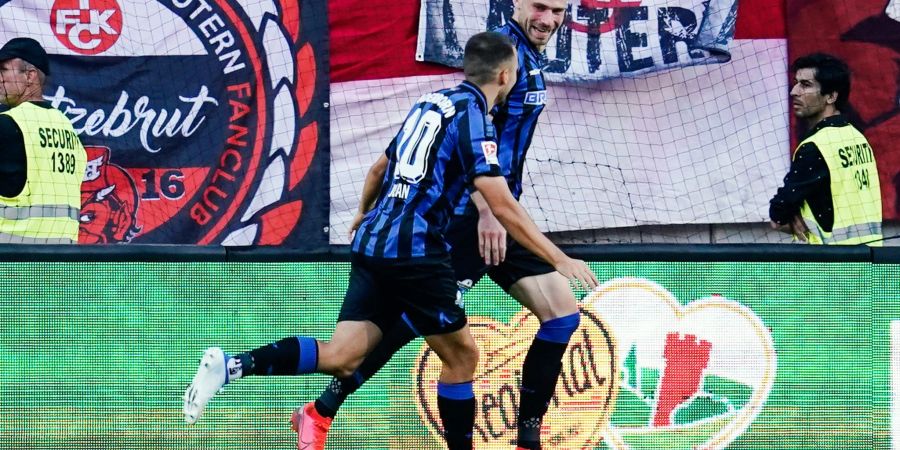 Paderborns Torschütze Felix Platte (r) jubelt mit Mitspieler Julian Justvan über sein Tor zur 1:0-Führung.
