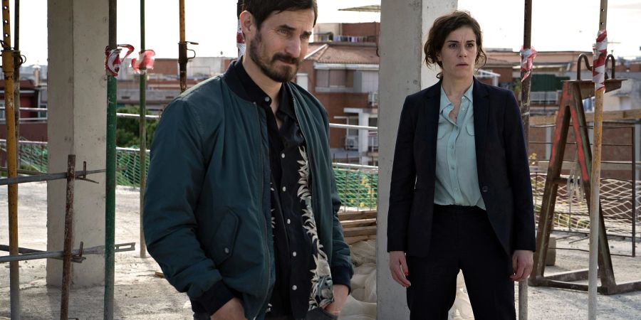 Fina Valent (Anne Schäfer) und Xavi Bonet (Clemens Schick) werden zu einem Tatort auf eine der vielen Baustellen Barcelonas gerufen in einer Szene des "Barcelona-Krimi: Blutiger Beton".