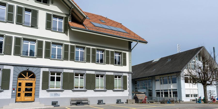 Die Gemeindeverwaltung Rüderswil an der Dorfstrasse 116. Im Hintergrund rechts das Schulhaus.