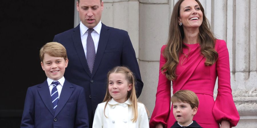 Prinz George (l.n.r.), Prinz William,  Prinzessin Charlotte, Prinz Louis und Herzogin auf dem Balkon des Buckingham Palast.