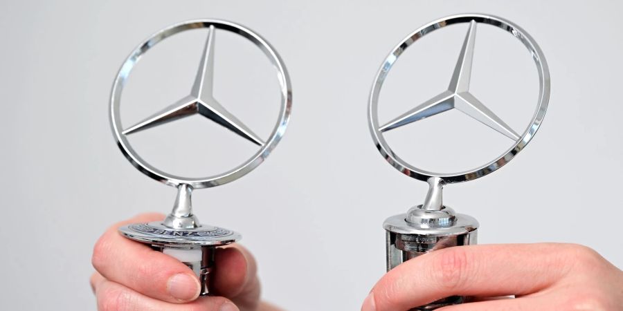 Ein Original Mercedes-Benz-Stern (l) und eine Fälschung (r). Immer wieder tauchen gefälschte Autoteile auf. Die Hersteller intensivieren den Kampf gegen Fälscher.