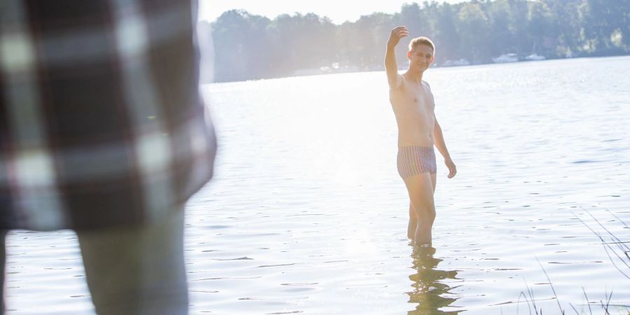 Wer schwimmen geht, sollte das am besten weder komplett vollgestopft noch mit leerem Magen tun. Beides raubt Energie, die man im Wasser gut gebrauchen kann.