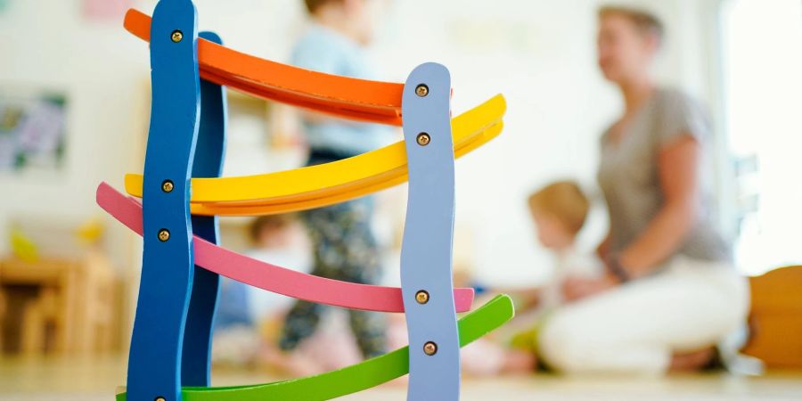 Eine Erzieherin spielt in einer Kita mit Kindern. Knapp vier Milliarden Euro will der Bund mit dem «Kita-Qualitätsgesetz» zur Verfügung stellen.