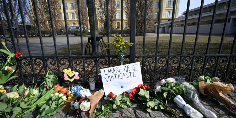 Blumen liegen vor dem Gymnasium: Bei einer Gewalttat an der Schule waren zwei Lehrerinnen  getötet worden.