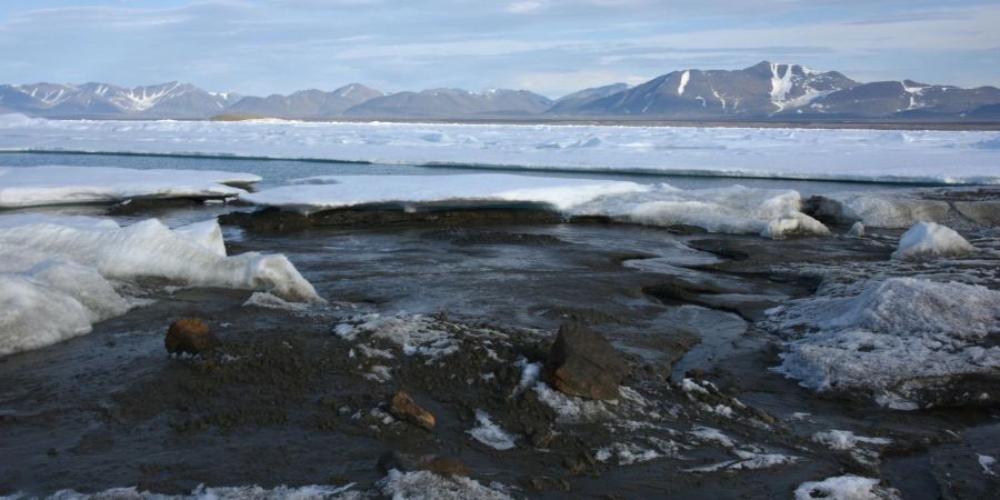 Blick auf die vermeintlich nördlichste Insel der Welt. Die Insel ist in Wirklichkeit ein Eisberg. Das haben Wissenschaftler aus Dänemark und der Schweiz herausgefunden, die ein 2021 entdecktes Eiland neben weiteren Inselchen nördlich von Grönland untersucht haben.