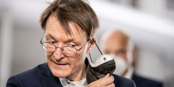 Das Tragen von Masken in Bus und Bahn ist weiterhin «sinnvoll und notwendig», sagt der Bundesgesundheitsminister. Das Tragen von Masken in Bus und Bahn ist weiterhin «sinnvoll und notwendig», sagt der Bundesgesundheitsminister.