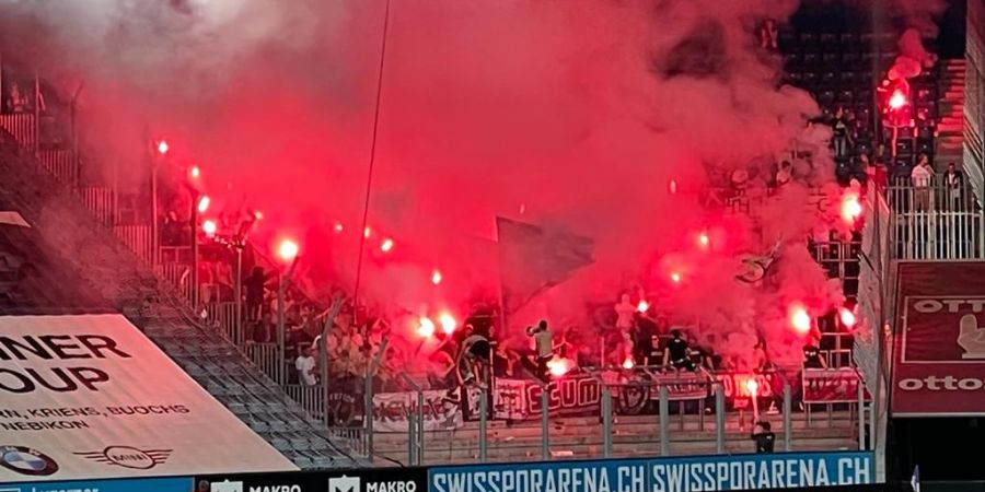 Die Sion-Fans zünden zahlreiche Pyros.