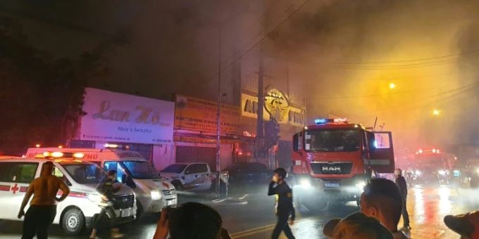Feuerwehrleute vor der brennenden Bar Feuerwehrleute vor der brennenden Bar