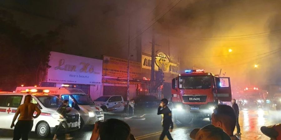 Feuerwehrleute vor der brennenden Bar