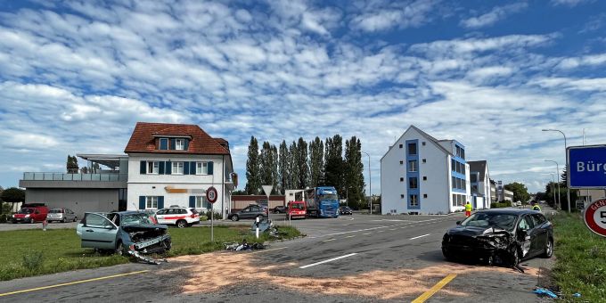 Beim Unfall wurden zwei Personen verletzt.