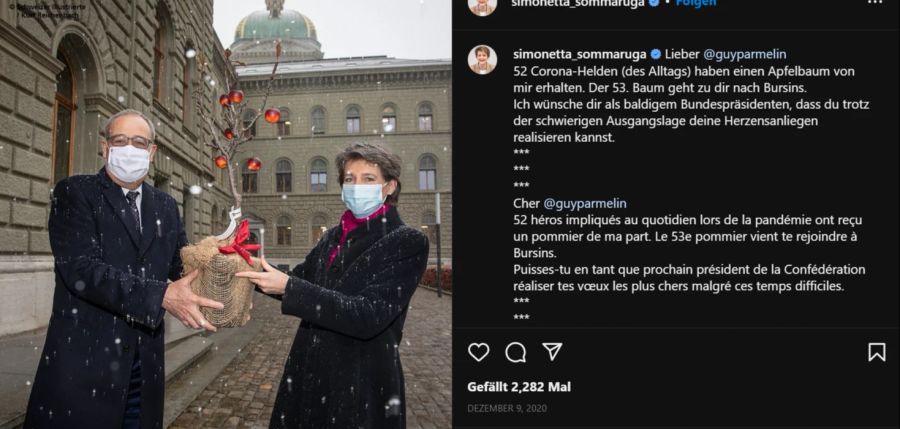 Bundesrätin Simonetta Sommaruga übergibt Bundesrat Guy Parmelin zum Antritt als Bundespräsidenten einen Apfelbaum.