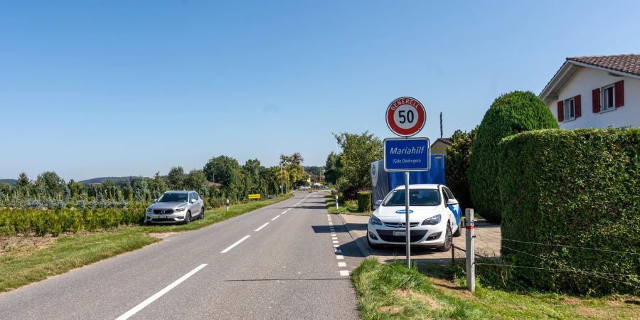 Eine Ortstafel in Düdingen.