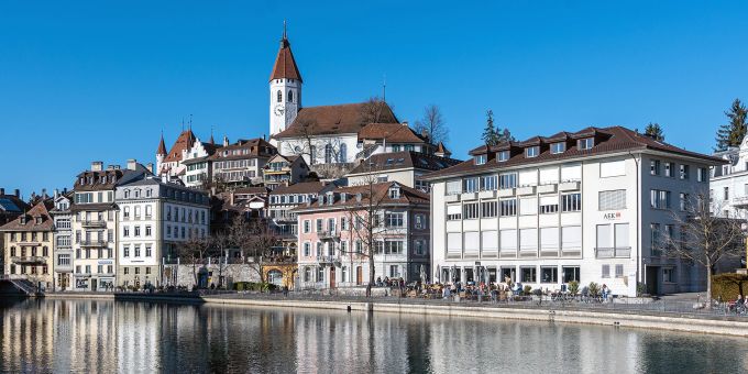 Thun an der Aare mit Schloss, Stadtkirche und dem Gebäude der AEK. Thun an der Aare mit Schloss, Stadtkirche und dem Gebäude der AEK.
